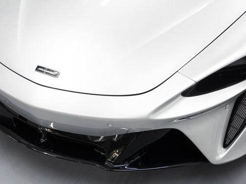 Used 2023 McLaren Artura image 25