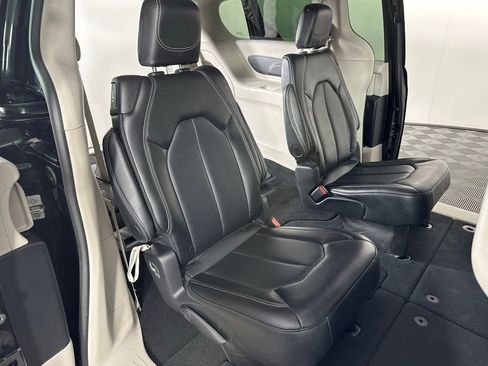 Used 2024 Chrysler Pacifica Touring-L image 30