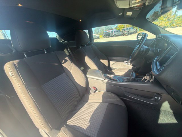Used 2022 Dodge Challenger SXT w/ Driver Convenience Group RWD image 16