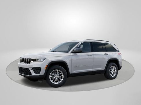 New 2026 Jeep Grand Cherokee Laredo X RWD image 2