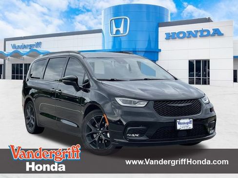 Used 2025 Chrysler Pacifica Limited FWD image 1