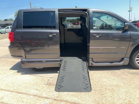 Used 2016 Dodge Grand Caravan SXT FWD image 22