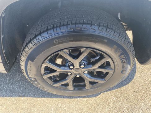 Used 2025 Jeep Grand Cherokee Altitude AWD/4WD image 42