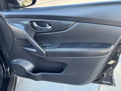 Used 2017 Nissan Rogue SV FWD image 33