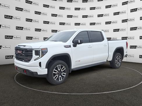 Used 2024 GMC Sierra 1500 AT4 w/ AT4 Preferred Package AWD/4WD image 2
