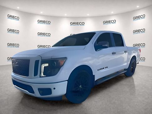 Used 2018 Nissan Titan SV w/ SV Convenience Package RWD image 3