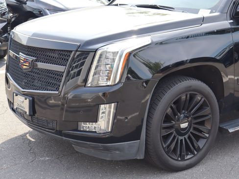 Used 2017 Cadillac Escalade Premium Luxury RWD image 17