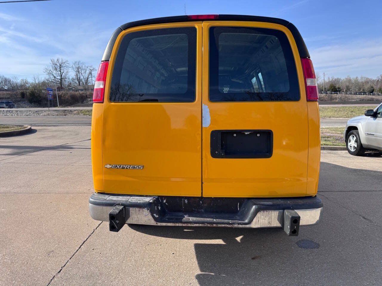 Used 2019 Chevrolet Express 2500 w/ Driver Convenience Package RWD image 7