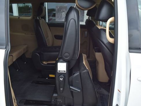 Used 2017 Kia Sedona EX FWD image 44