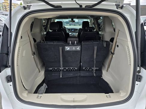 Used 2020 Chrysler Pacifica Touring-L FWD image 18