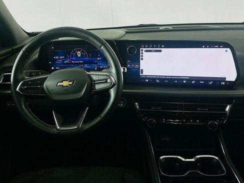 Used 2025 Chevrolet Traverse LT image 18