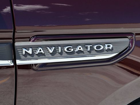 Used 2024 Lincoln Navigator Reserve AWD/4WD image 8