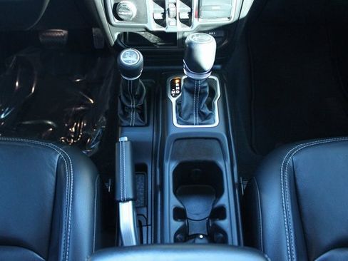 Used 2018 Jeep Wrangler Unlimited Sahara image 17