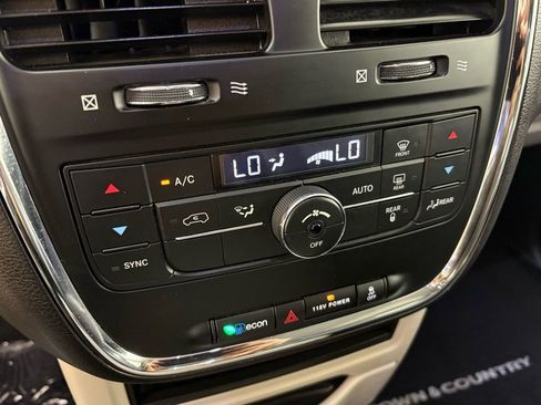 Used 2015 Chrysler Town & Country Touring-L image 23
