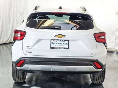 Used 2025 Chevrolet Trax LT w/ LT Convenience Package FWD image 8