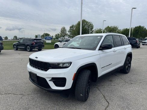 Used 2023 Jeep Grand Cherokee Altitude AWD/4WD image 3