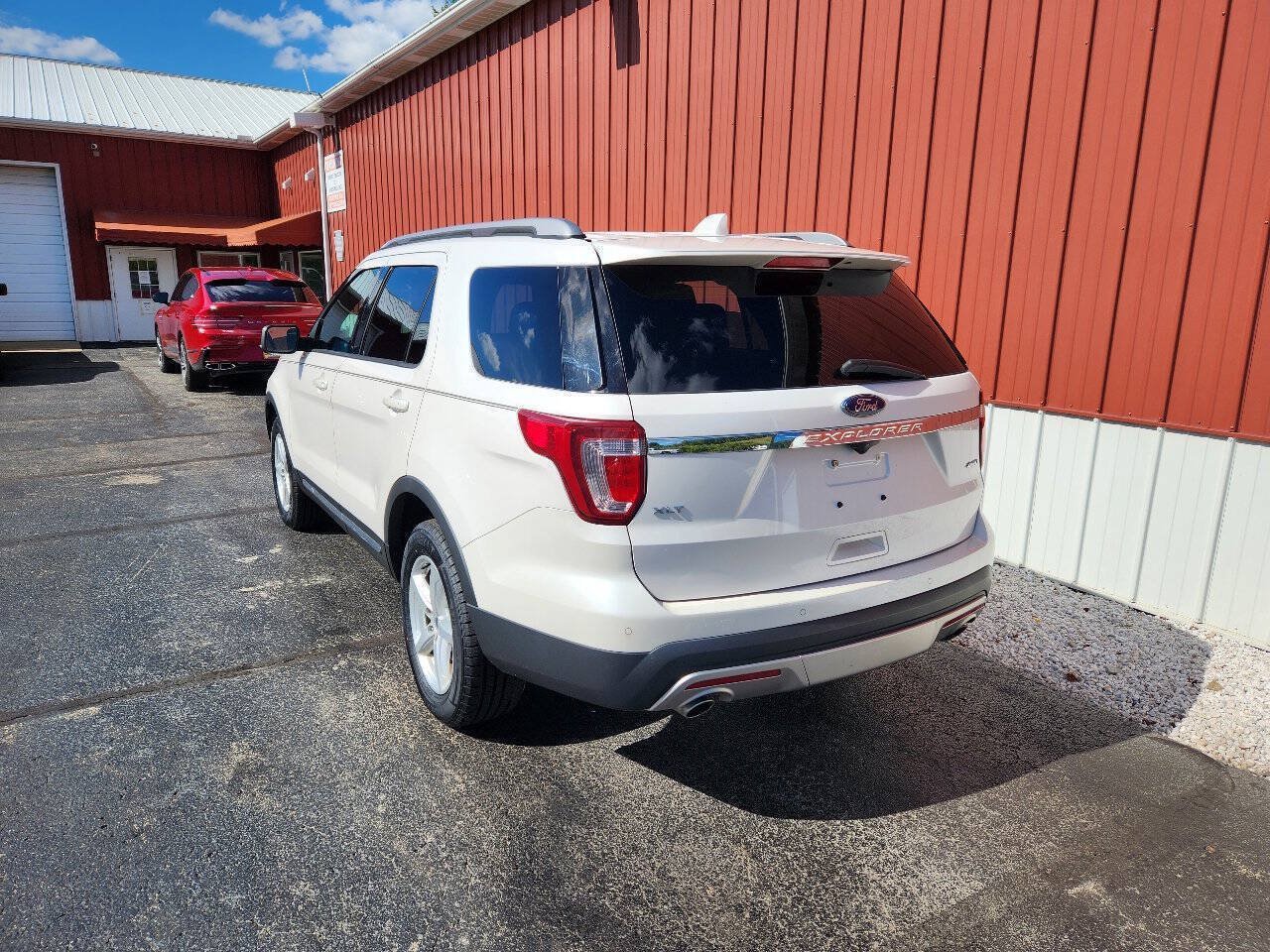 Used 2017 Ford Explorer XLT w/ Equipment Group 201A AWD/4WD image 6