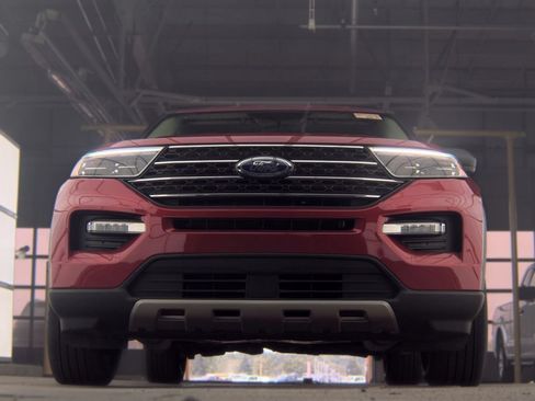 Used 2024 Ford Explorer XLT w/ Equipment Group 202A AWD/4WD image 3