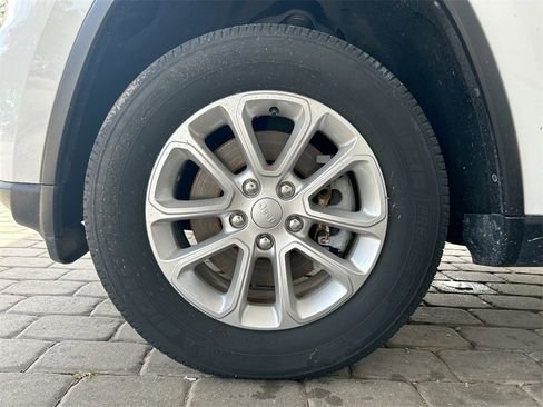 Used 2021 Jeep Grand Cherokee Laredo image 43