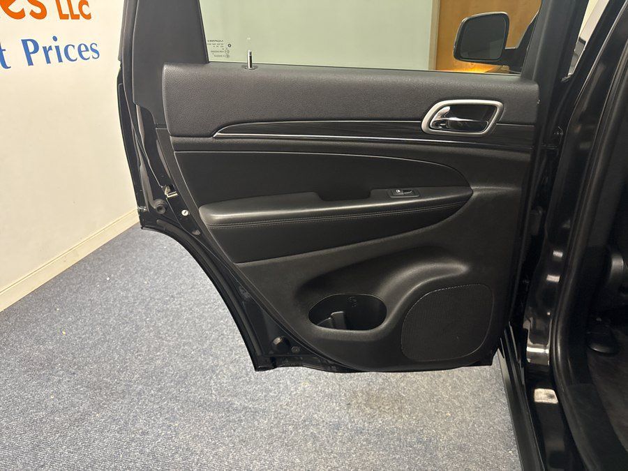 Used 2018 Jeep Grand Cherokee Laredo AWD/4WD image 9