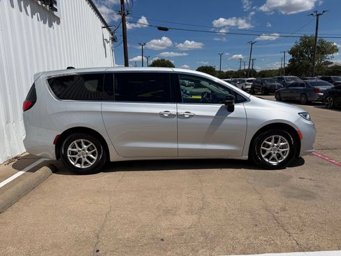Used 2024 Chrysler Pacifica Touring-L FWD image 8
