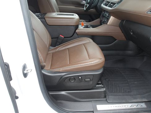 Used 2023 Chevrolet Suburban High Country AWD/4WD image 9