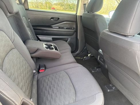 Used 2024 Nissan Pathfinder SV image 16