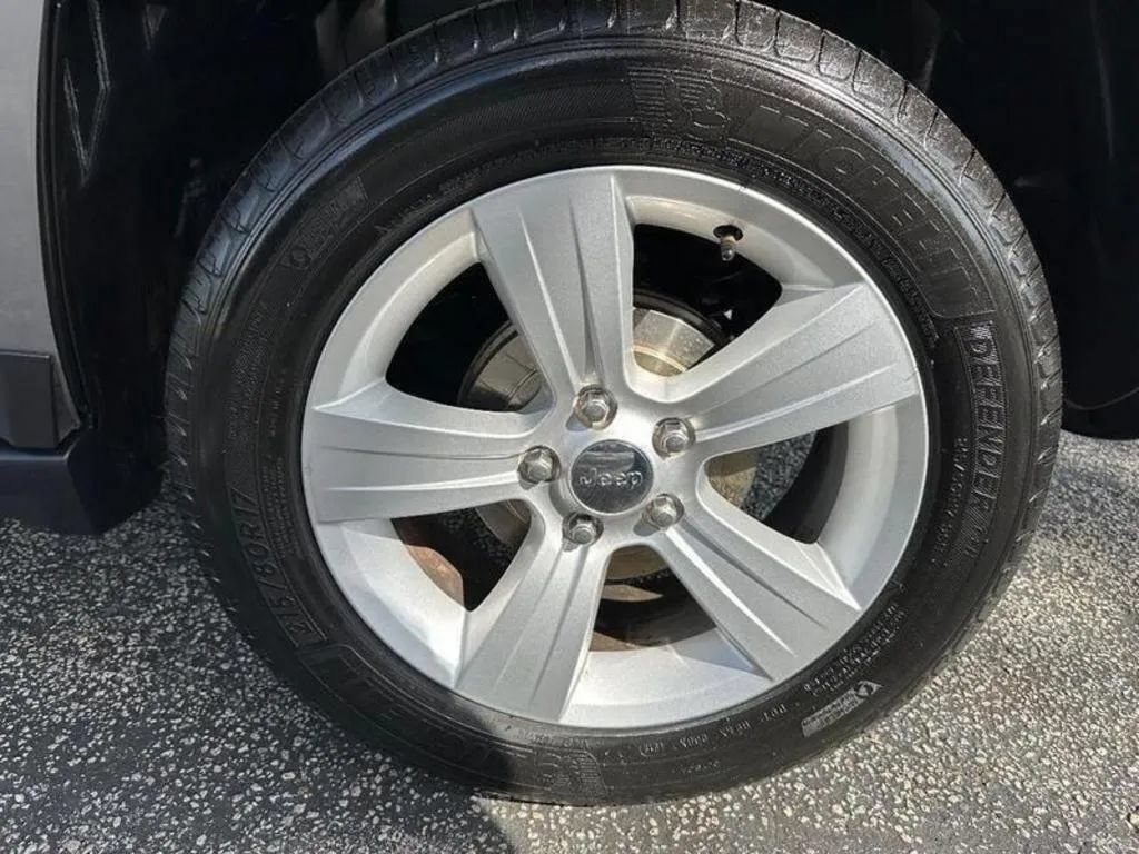 Used 2016 Jeep Compass Latitude FWD image 14