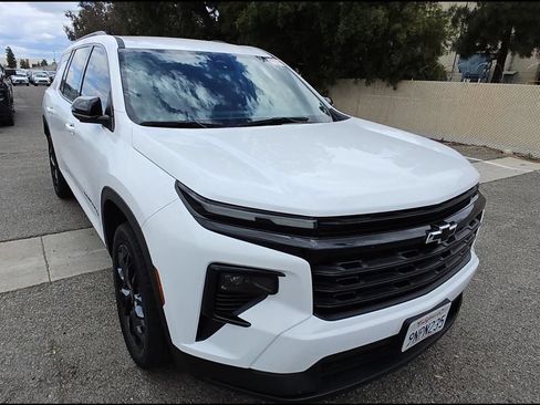 Used 2024 Chevrolet Traverse LT w/ Midnight/Sport Edition FWD image 2