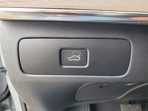 Certified 2025 Volvo XC90 B6 Plus image 18