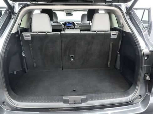 Used 2021 Toyota Highlander XLE FWD image 14
