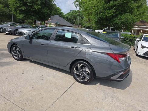 Used 2025 Hyundai Elantra SEL image 2