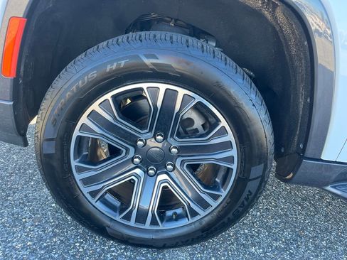 Used 2022 Jeep Wagoneer Series III w/ Flexible Seating Group image 2