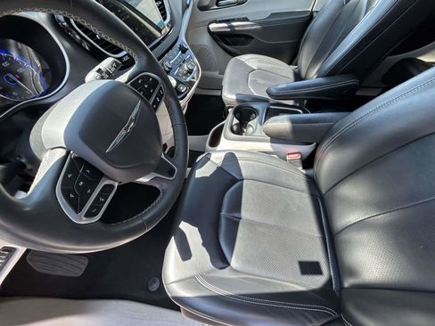 Used 2023 Chrysler Pacifica Touring-L FWD image 10