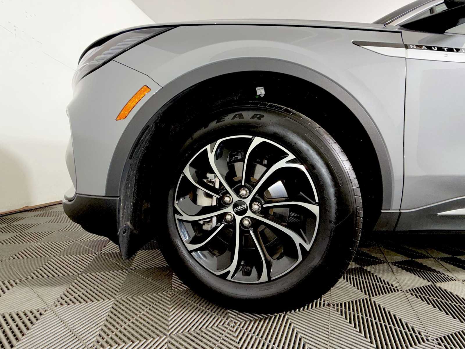 Used 2025 Lincoln Nautilus Premier w/ Equipment Group 102A AWD/4WD image 8