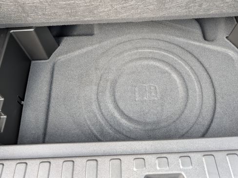 Used 2023 Chevrolet Equinox Premier AWD/4WD image 11