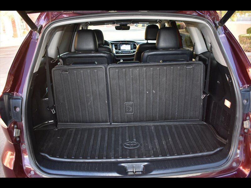 Used 2019 Toyota Highlander XLE FWD image 26