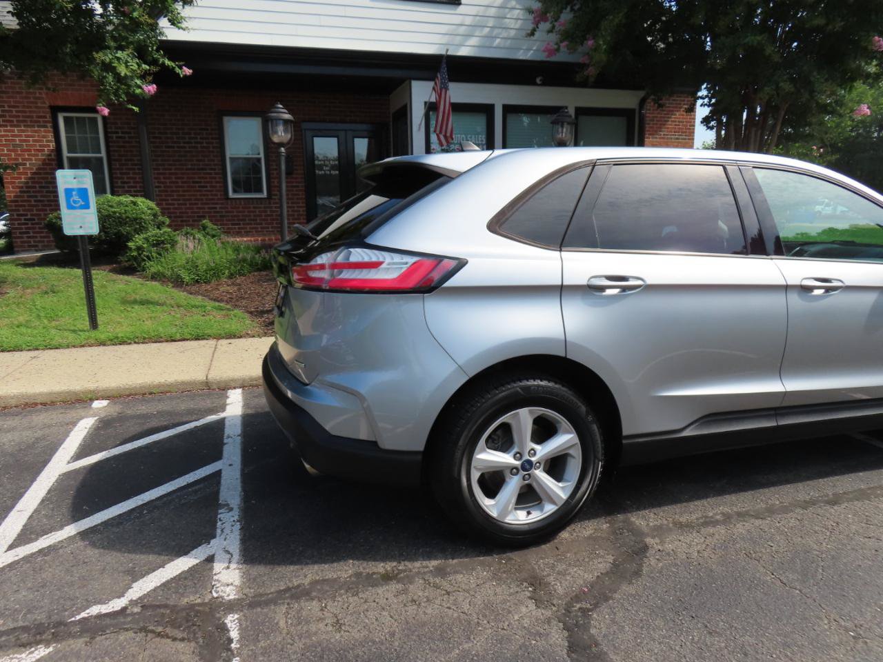 Used 2020 Ford Edge SE FWD image 8