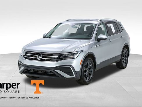 Used 2022 Volkswagen Tiguan SE image 1