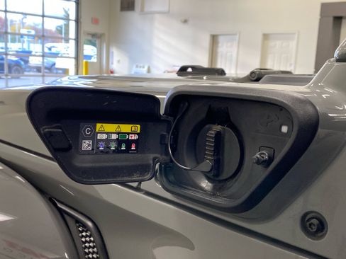 Used 2022 Jeep Wrangler Unlimited Sahara w/ Cold Weather Group image 15