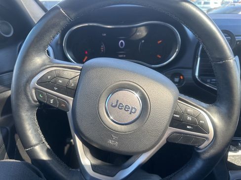 Used 2021 Jeep Grand Cherokee Laredo X image 4