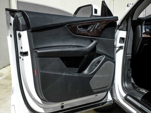 Used 2022 Audi Q8 Premium image 45