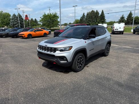 Used 2025 Jeep Compass Trailhawk AWD/4WD image 8