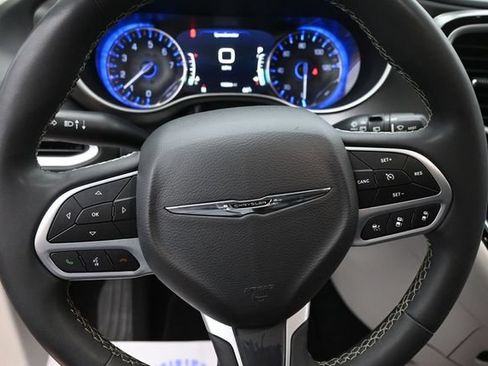 Used 2022 Chrysler Pacifica Touring-L FWD image 26
