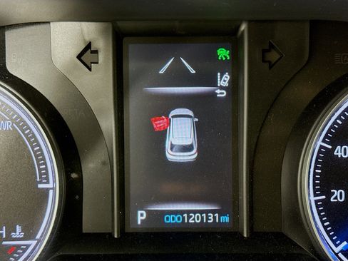 Used 2022 Toyota Venza LE image 12