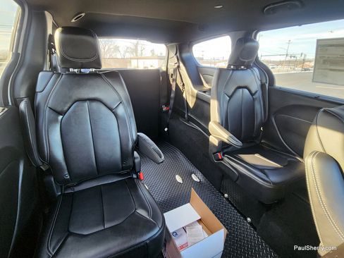 Used 2025 Chrysler Pacifica Select FWD image 3