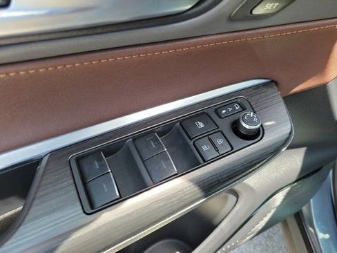 Used 2023 Toyota Venza Limited AWD/4WD image 18