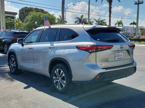 Used 2023 Toyota Highlander XLE image 3