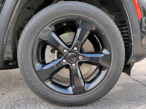 Used 2023 Jeep Grand Cherokee L Laredo image 13