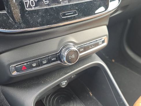 Used 2019 Volvo XC40 T5 Momentum image 26